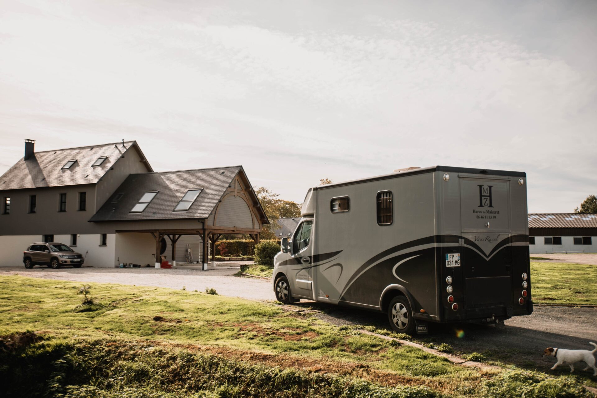 Qu’est-ce que le transport semi-privé de chevaux ?